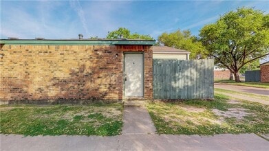 Building Photo - 725 Peppertree Dr