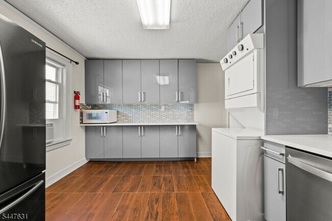 Building Photo - 22 Meeker Pl