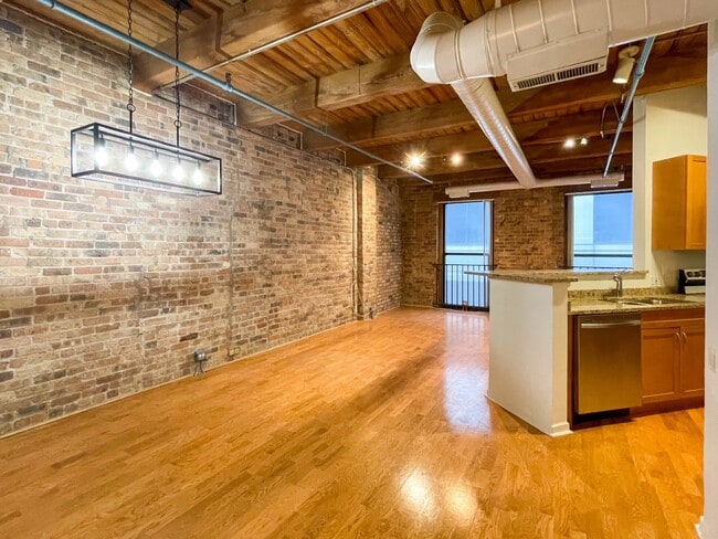 Foto del edificio - 225 W Huron St