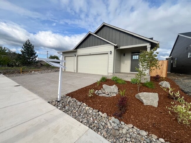 Building Photo - 3 Bedroom 2 Bath Silverton OR