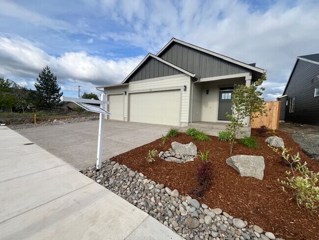 Foto del edificio - 3 Bedroom 2 Bath Silverton OR