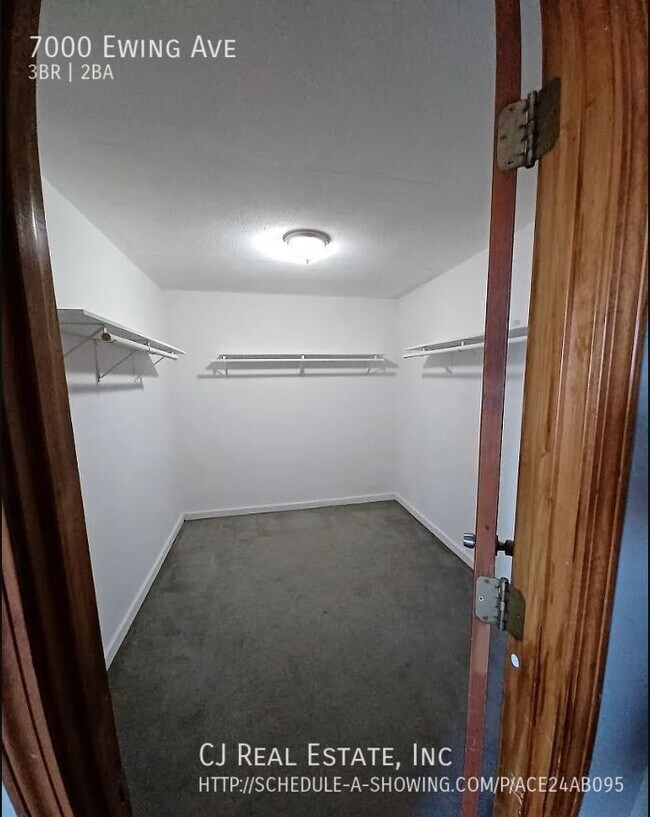 Foto del edificio - 7000 Ewing Ave