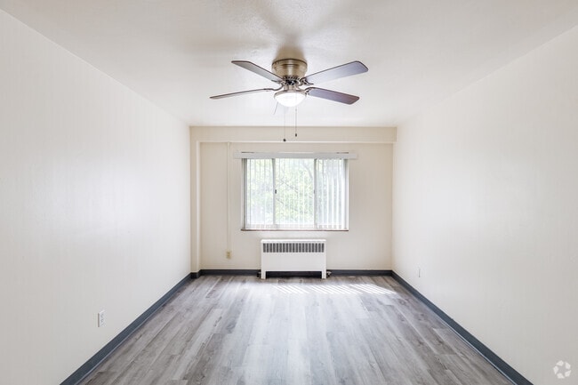 2BR, 1BA - 846SF - Bedroom - Amberson Gardens