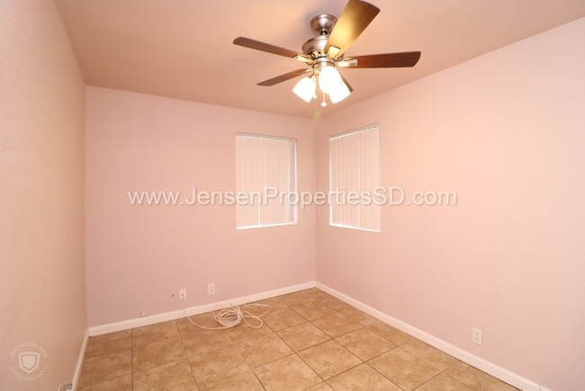 Building Photo - 2 Bed 1 Bath Apartment w/ 1-Car Garage