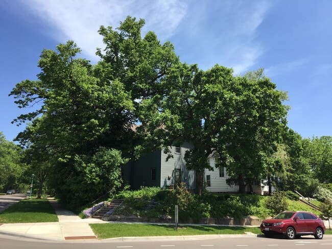 Building Photo - St. Anthony Park ! Rarely Available ! 2 Be...