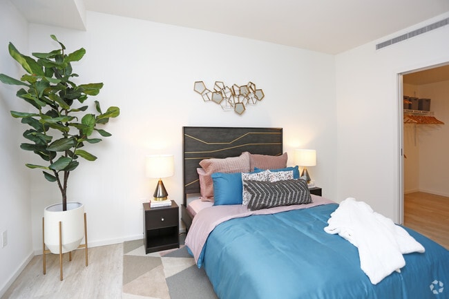 1BR, 1BA - 1139 SF - The Beacon Cleveland