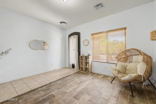 Building Photo - 731 W Mesquite Tree Ln