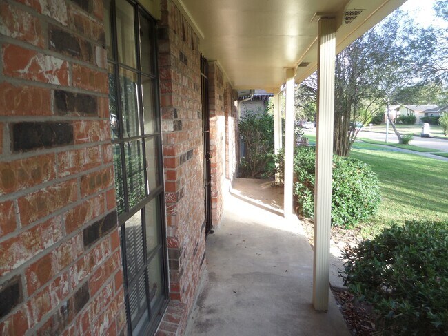 Building Photo - 14611 Leacrest Dr