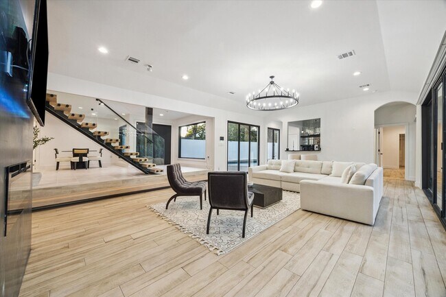 Building Photo - 203 Cove Creek Ln