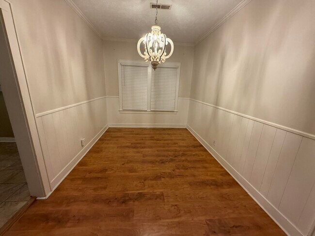 Foto del edificio - 108 N McLemore Ave