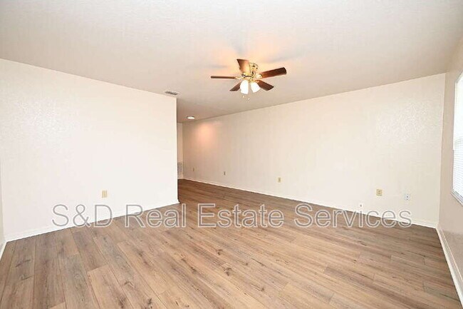 Foto del edificio - 613 Robin Rd