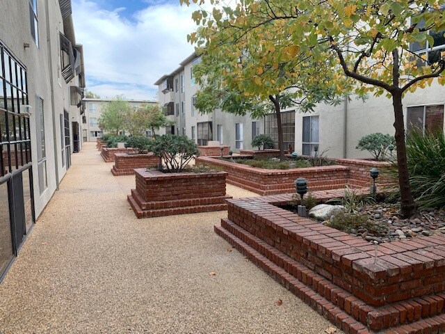 Foto del edificio - 330 S Mentor Ave
