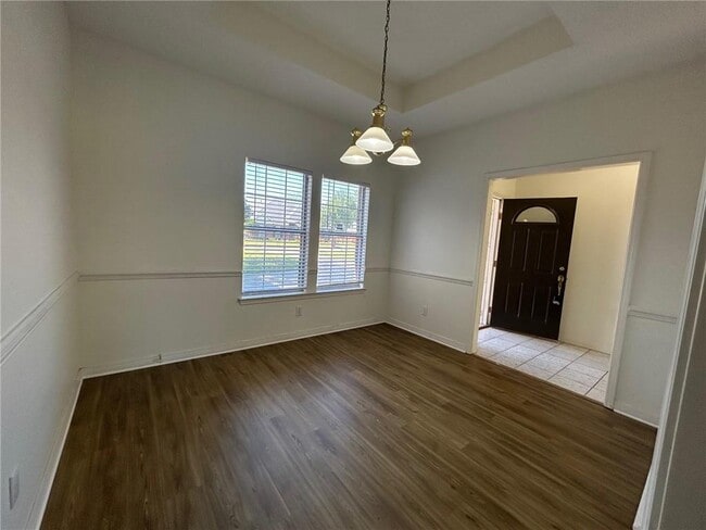 Building Photo - 5463 Henning Dr W