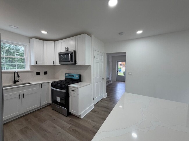 Building Photo - Spacious NE Roanoke City Home!
