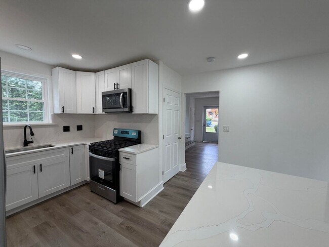 Foto del edificio - Spacious NE Roanoke City Home!