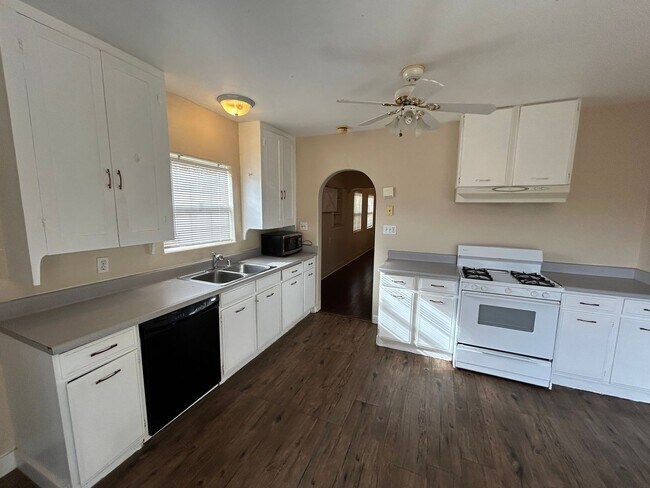 Foto del edificio - Charming 3 Bed/2 Bath in SW Bakersfield w/...