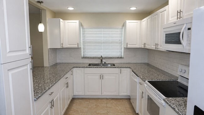 Building Photo - 213 Foxwood Dr