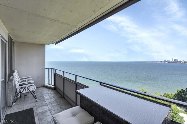 Foto del edificio - 12900 Lake Ave