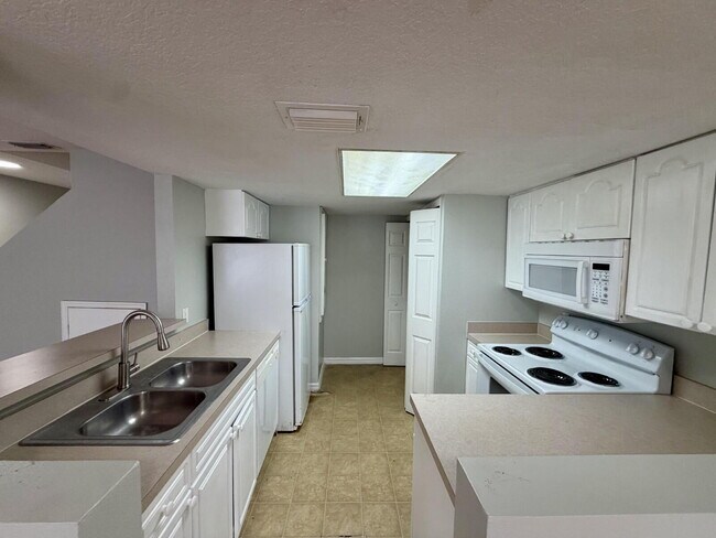 Foto del edificio - Spacious 3-Bedroom Townhome in Davenport