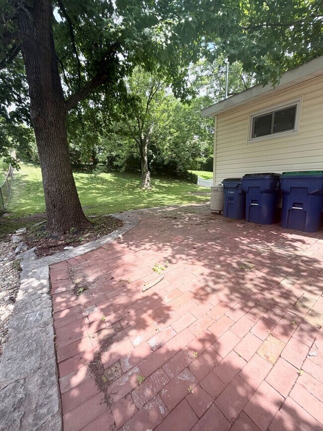 Building Photo - Crestwood Charm 3bd 2bth SFH