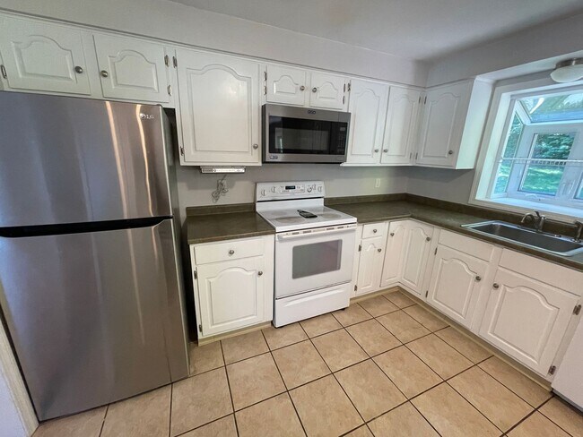 Foto del edificio - Beautiful 4 Bedroom House *w/ an In-Law* in Cheshire! Garage Parking, Central Air, & a Beautiful ...