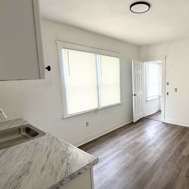 Foto del edificio - 3866 W 41st St