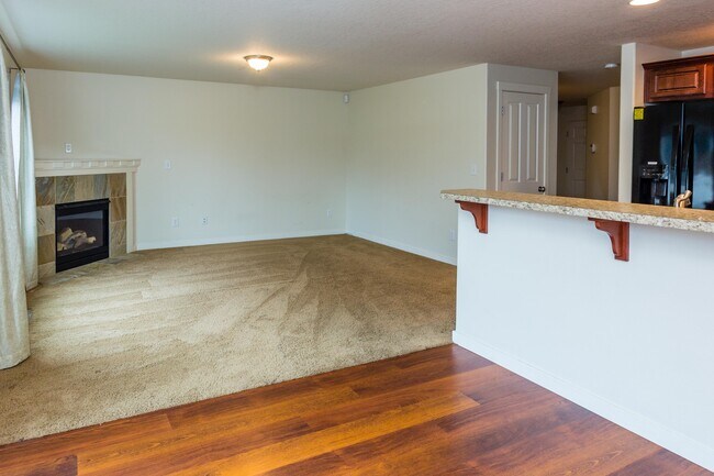 Photo - 3 bedroom 2.5 Bath with Fenced Back Yard - Pet Friendly House