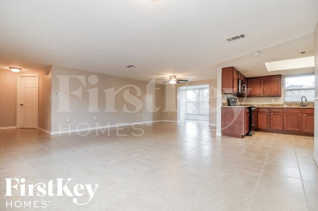 Foto del edificio - 7701 Birchwood Dr
