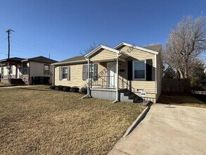 Building Photo - 3121 N Lindsay Ave