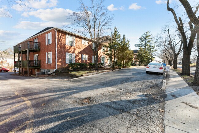 Foto del edificio - 8327 Lowell Ave