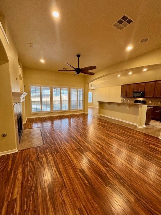 Building Photo - Cozy Highland Park Home WITH 3-CAR GARAGE ...