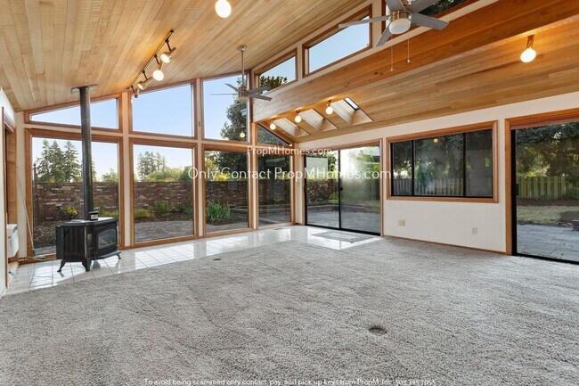 Foto del edificio - Spacious Three Bedroom Home in Desirable Charbonneau!