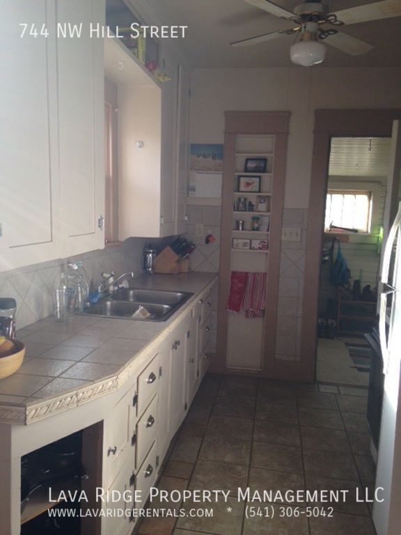 Foto del edificio - 744 NW Hill St