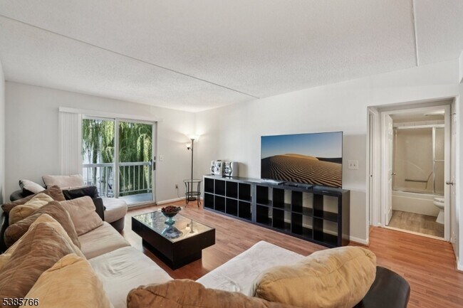 Foto del edificio - 38 Moonachie Rd