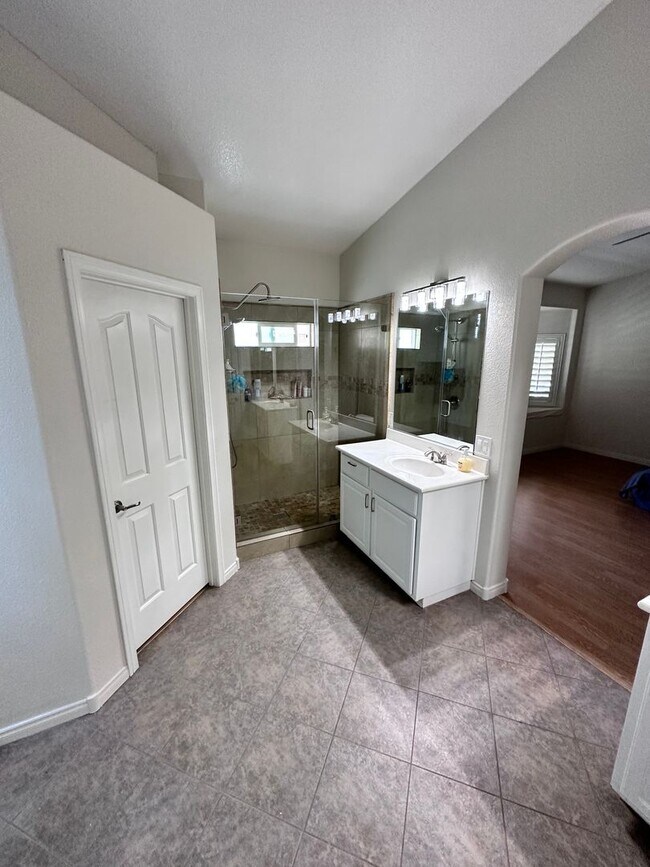 Building Photo - Single Story Home in the Northwest w/ 3 Car Garage