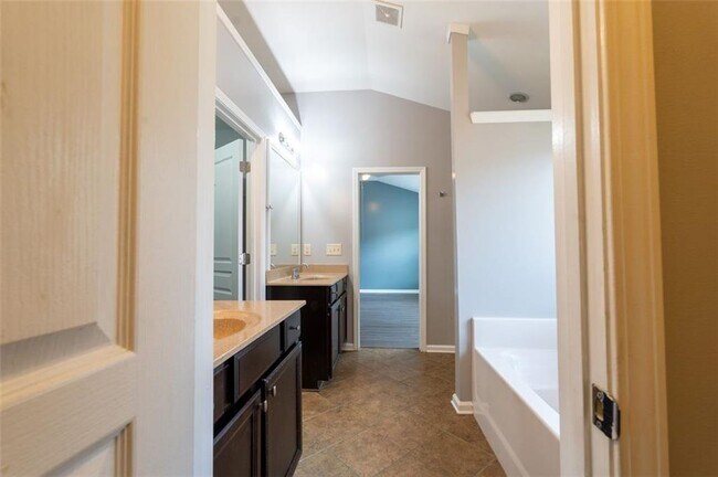 Building Photo - 2126 Mission View Dr NW