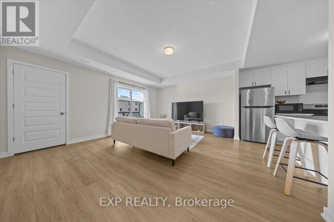 Building Photo - 561 Entourage Private