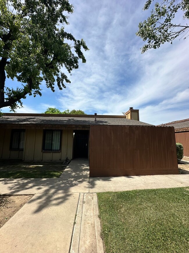 Building Photo - 5181 E Olive Ave