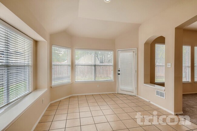 Foto del edificio - 2217 Forest Park Cir