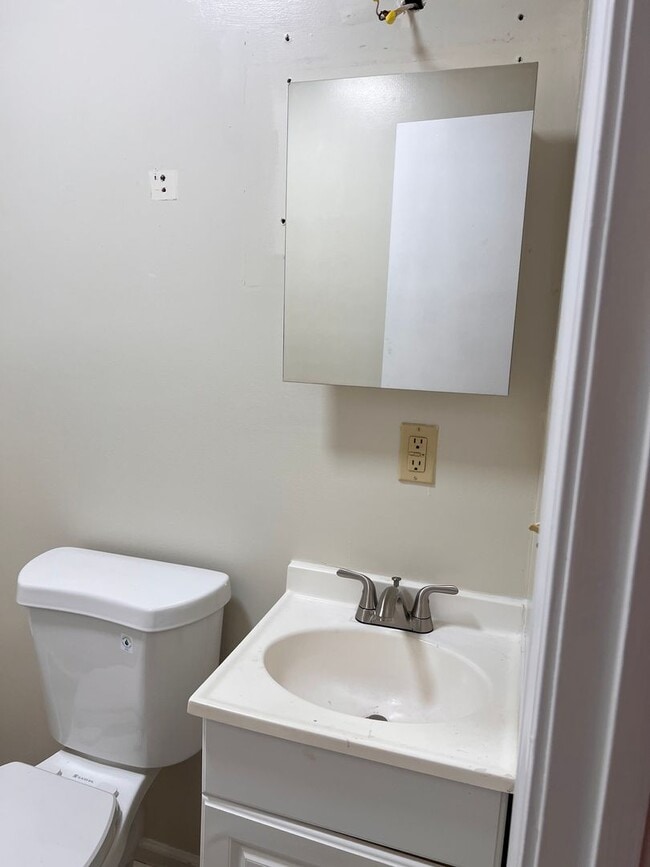 Building Photo - Two bedroom Two bathroom Duplex
