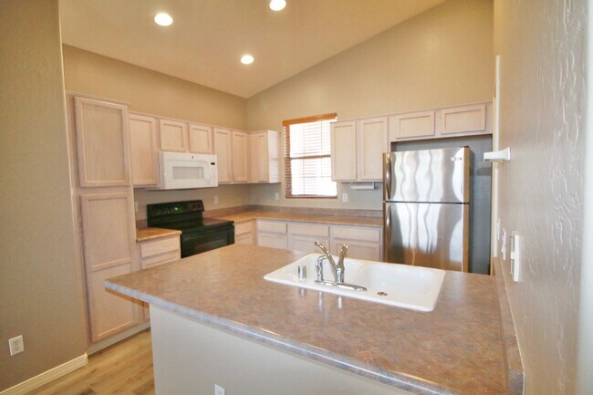 Building Photo - 10385 W Yukon Dr