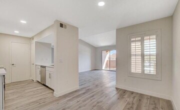 Building Photo - 8101 W Flamingo Rd