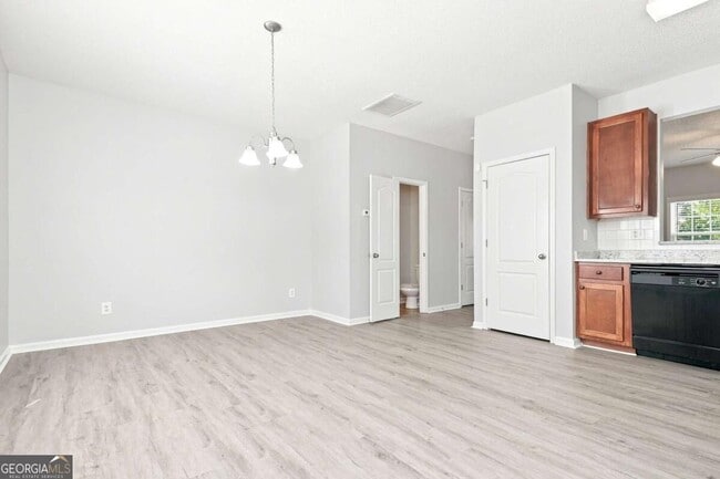 Building Photo - 8643 Thomas Ln