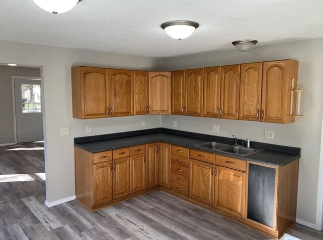 Building Photo - 3 bedroom/2 bath house