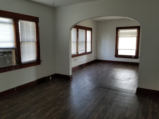 Building Photo - 2 Bedroom, 1 bedroom House Near Schools an...