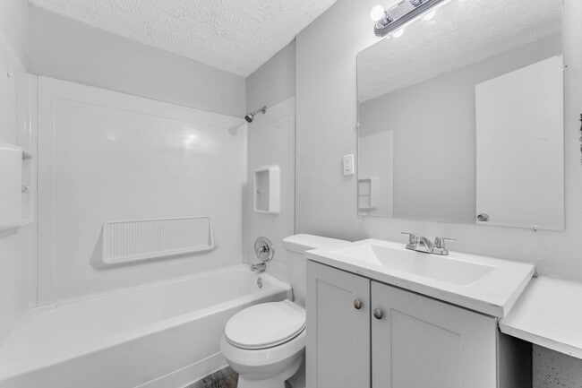 Building Photo - 3 Bed - 1.5 Bath - Single Family Home - Re...