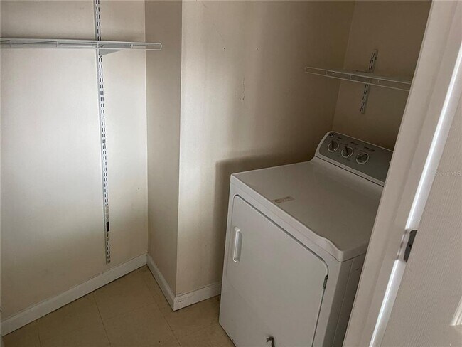 Foto del edificio - 322 E Central Blvd