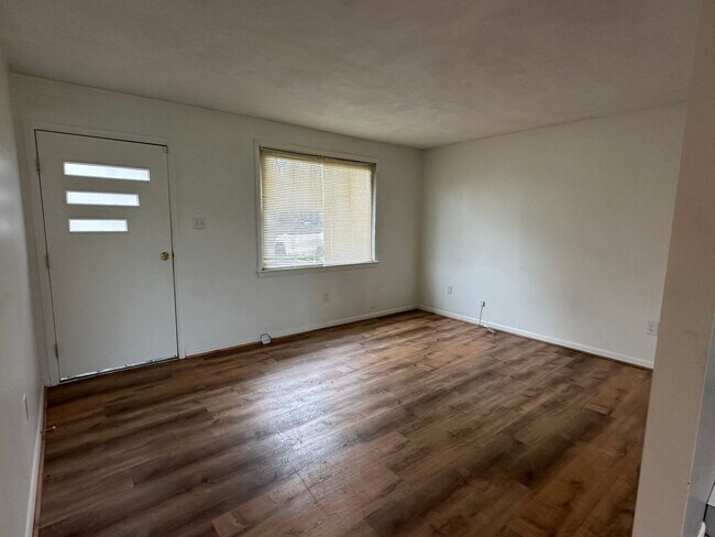 Foto del edificio - 3 bedroom 1 bathroom rancher with large yard