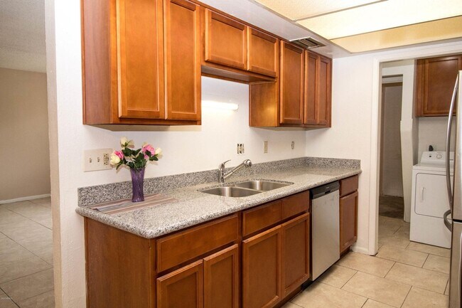 Foto del edificio - Amazing home is now available in heart of Glendale/ Utilities included only $1550.00