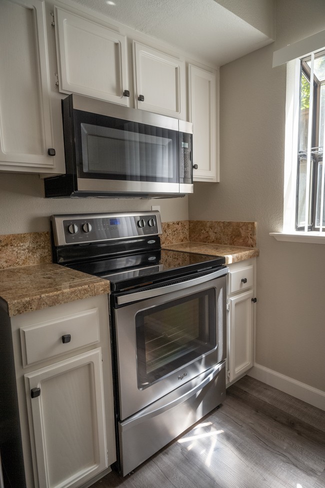 Building Photo - Cedar Court Townhomes